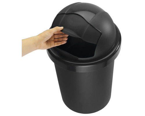 Poubelle noire à couvercle oscillant avec une main ouvrant le couvercle