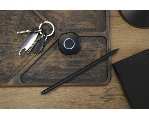 Schlüsselbund, Smart Button und Bleistift auf Holztablett