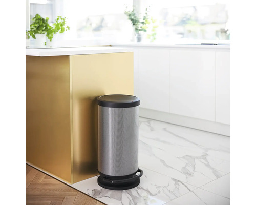 Poubelle à pédale en métal dans une cuisine moderne.