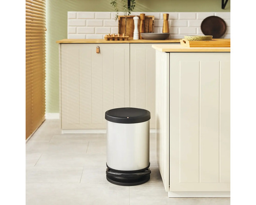 Treteimer aus Metall mit schwarzem Deckel in einer Küche