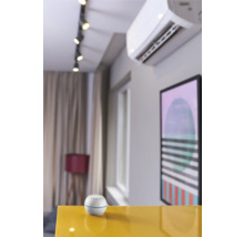 Szene eines klimatisierten Raumes mit einem Smart-Home-Gerät auf einem Tisch