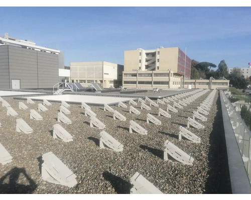 Vue de toit avec gravier et supports de panneaux solaires