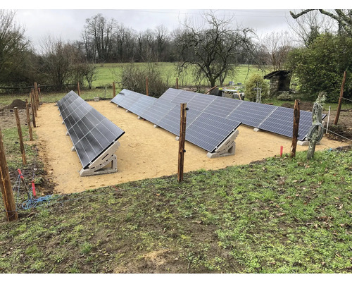 Installation de panneaux solaires installée à l''extérieur sur des fondations en béton