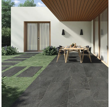Terrasse avec carrelage de sol, table de jardin et chaises de jardin