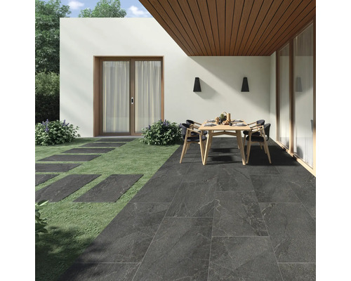 Dalle de terrasse en grès cérame fin FLAIRSTONE Canyon Black bord rectifié 120x60x2 cm Terrasse avec carrelage de sol, table de jardin et chaises de jardin