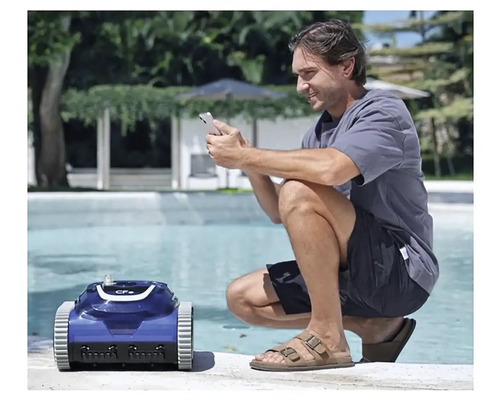 Un homme utilise un robot nettoyeur de piscine avec un smartphone au bord d''une piscine