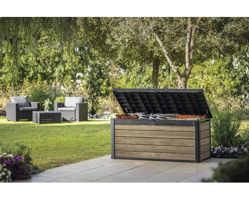 Scène de jardin avec coffre de rangement ouvert et coin salon