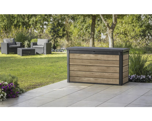 Coffre de jardin en bois et plastique sur une terrasse