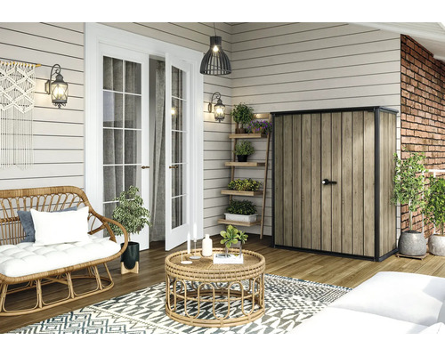 Terrasse avec abri de jardin, salon de jardin en rotin et décoration