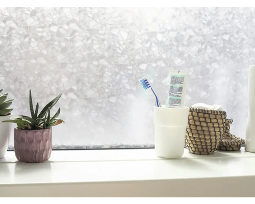 Film décoratif sur rebord de fenêtre avec plantes et accessoires de salle de bain