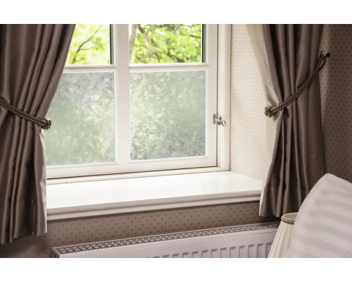 Vue d''une fenêtre avec film d''intimité et rideaux pour plus d''intimité et de décoration