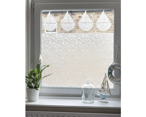 Fenster mit Sichtschutzfolie und dekorativen Elementen auf der Fensterbank.