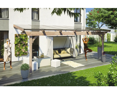 Terrasse mit Überdachung, Schaukel und Dekoration im Garten