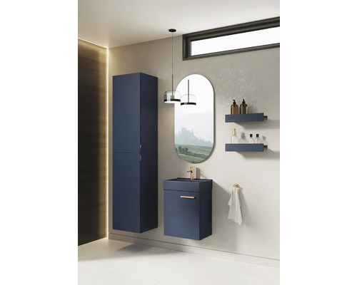 Modernes Badezimmer mit Waschtischunterschrank, Spiegelschrank und Regalen