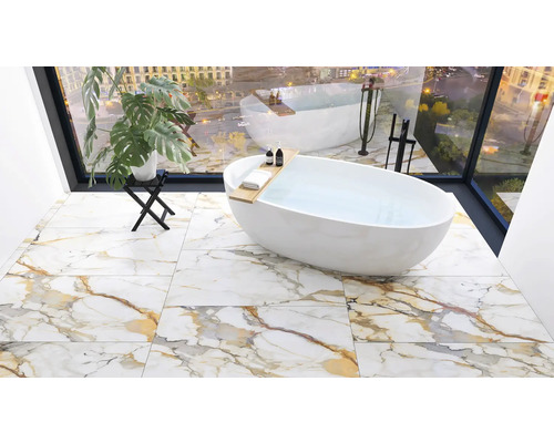 Salle de bain avec baignoire îlot et carrelage au sol aspect marbre