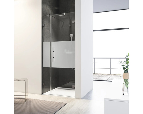 Douche à l''italienne avec vitrage partiel dans une salle de bain moderne