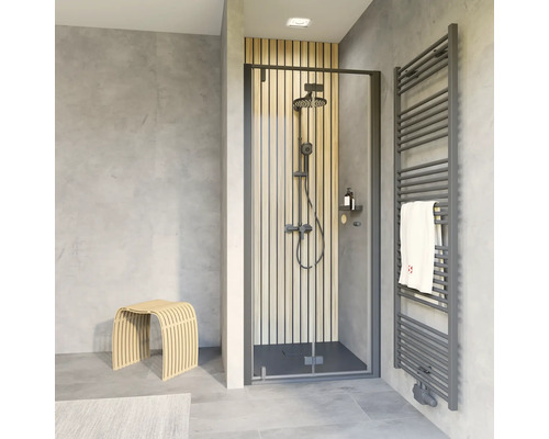 Salle de bain avec douche, sèche-serviettes et tabouret