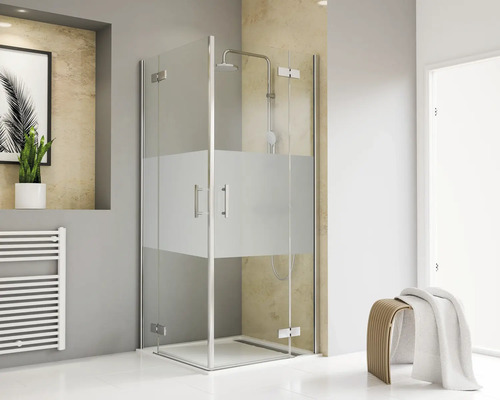 Cabine de douche avec verre partiellement dépoli dans une salle de bains