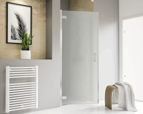 Modernes Badezimmer mit Duschkabine aus Glas, Handtuchwärmer und Hocker