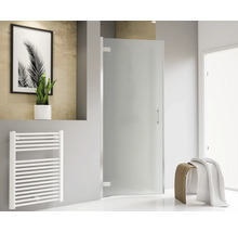 Salle de bains avec une cabine de douche en verre, un sèche-serviettes et un tabouret.