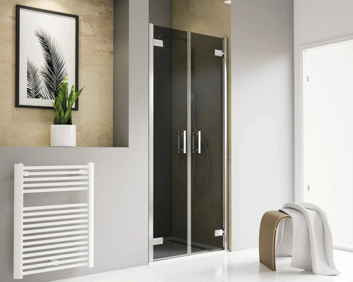 Salle de bains avec cabine de douche, radiateur, tabouret et décoration