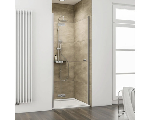 Salle de bains avec cabine de douche, robinetterie de douche et radiateur