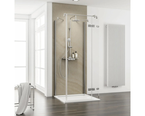 Douche à l''italienne avec parois en verre et pommeau de douche dans une salle de bain moderne