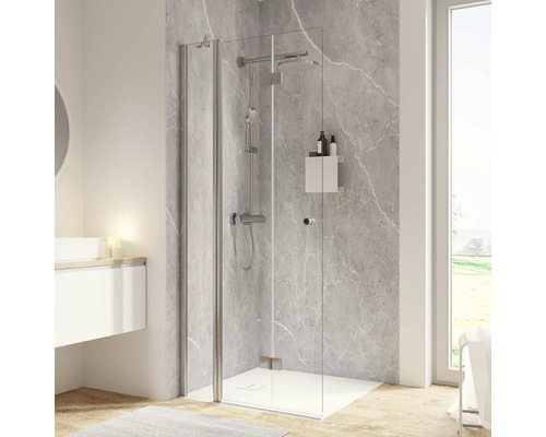 Begehbare Dusche mit Duscharmatur und Glasabtrennung in modernem Badezimmer