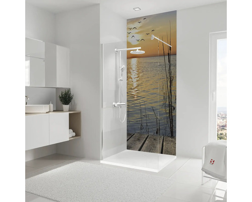 Helles Badezimmer mit Dusche, Waschbecken und Blick auf See