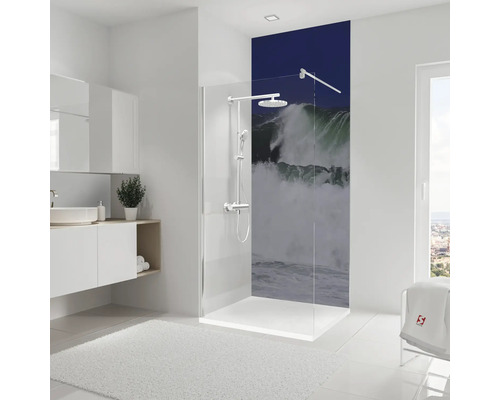 Helles Badezimmer mit Dusche, Waschbecken und weißen Möbeln.