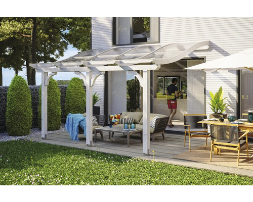 Terrasse mit Holzpergola, Sitzgruppe und Überdachung