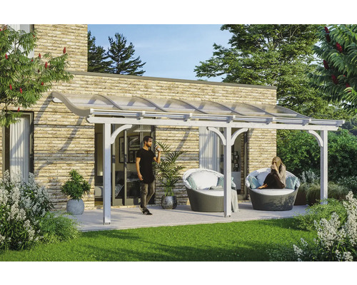 Terrassenüberdachung aus Holz mit Polycarbonatplatten und zwei Personen