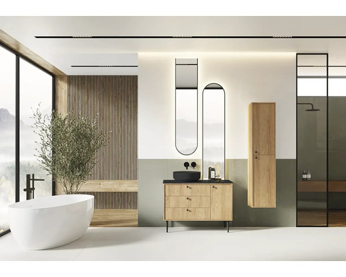 Salle de bain lumineuse avec baignoire, meuble-lavabo, miroirs et douche