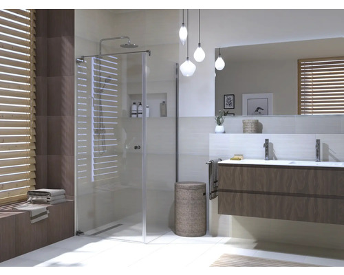 Helles Badezimmer mit Dusche, Waschtisch und Holzjalousien