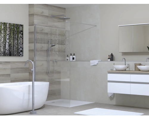 Salle de bains lumineuse avec douche, baignoire et lavabo