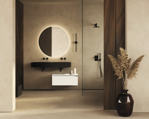 Badezimmer mit beleuchtetem Spiegel, Waschbeckenunterschrank und Dusche.