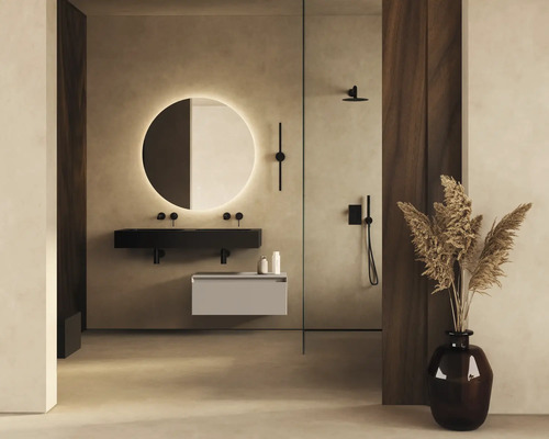 Modernes Badezimmer mit Waschtisch, Spiegel, Dusche und Dekoration