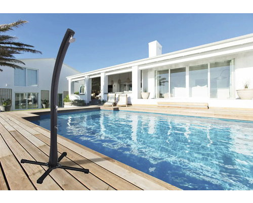 Douche d''extérieur à côté d''une piscine sur une terrasse en bois