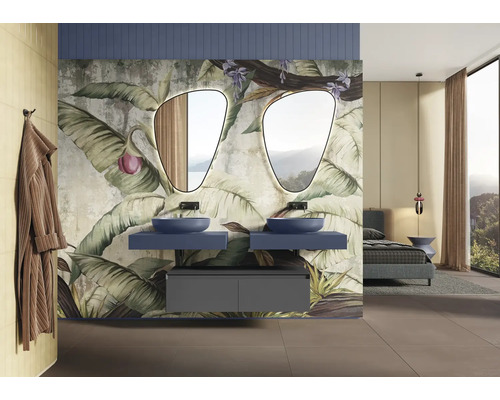 Salle de bain moderne avec deux lavabos, miroirs et papier peint tropical.