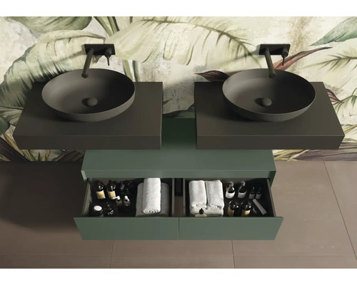 Badezimmer mit zwei runden Aufsatzwaschbecken, Unterschrank mit Schubladen und Handtüchern sowie Kosmetikartikeln