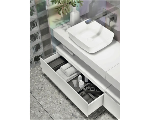 Modernes Badezimmer mit weissem Waschtischunterschrank, offenem Schubfach und Aufsatzwaschbecken