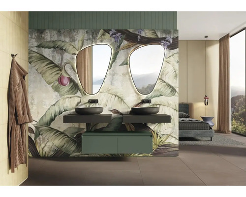 Modernes Badezimmer mit Doppelwaschbecken, beleuchteten Spiegeln und tropischer Tapete