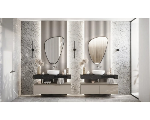 Salle de bains avec deux lavabos, miroirs et décoration murale