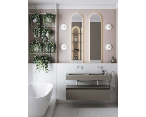 Salle de bain avec double vasque, miroirs éclairés et étagère à plantes pour une ambiance claire et organisée.