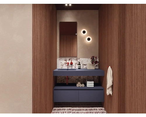 Modernes Badezimmer mit Waschbeckenunterschrank, Spiegel und Handtüchern