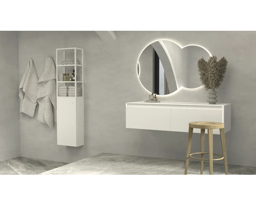 Salle de bain avec meuble-lavabo, miroir avec éclairage, tabouret, serviettes et étagère