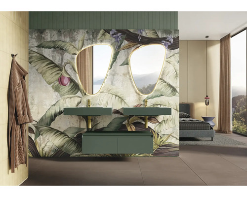 Salle de bains avec double vasque, miroirs de forme irrégulière et motif mural tropical