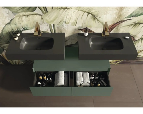 Doppelwaschtisch mit zwei grauen Waschbecken, Armaturen und offenem Unterschrank im Badezimmer