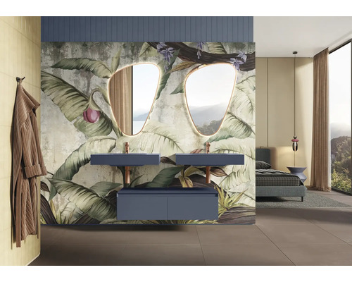 Salle de bains avec deux lavabos, miroirs avec éclairage et papier peint tropical