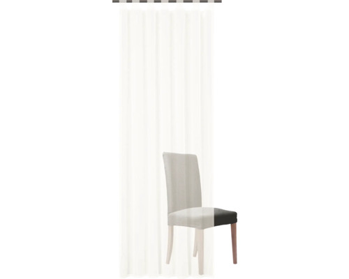 Rideau devant une chaise